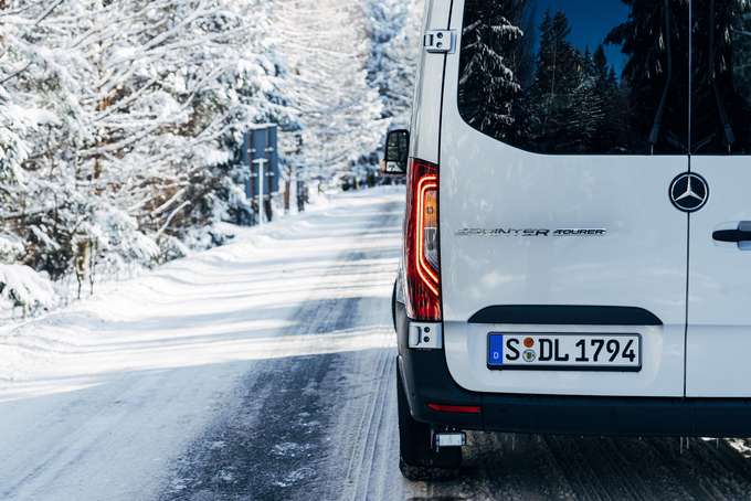 Mercedes-Benz eSprinter in Weiß, Rückansicht unter winterlichen Bedingungen mit Schnee